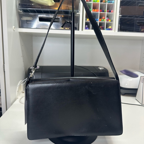 Sleek Black Gucci Shoulder Bag with Structured Design and Thin Strap - Picture 2 of 16